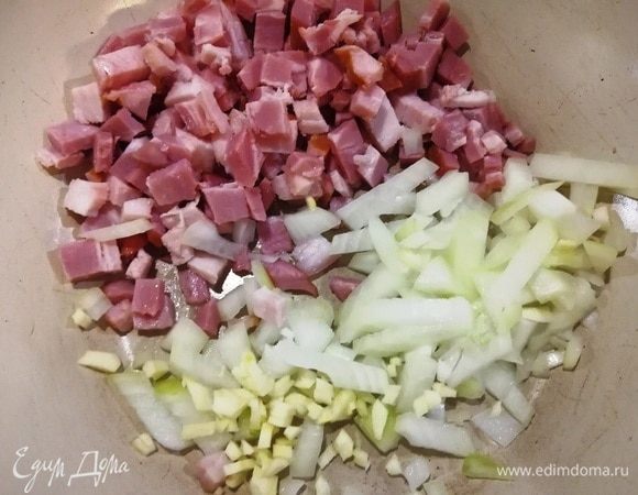 Нарезанные бекон, лук и чеснок обжариваем на сухой сковороде.