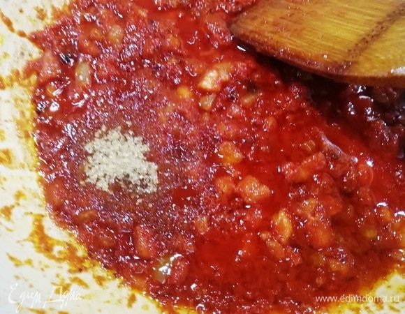 Добавляем 2 ст. л. томатной пасты ТМ «Помидорка». Перемешиваем, солим и перчим, вливаем 1/3 стакана воды. Тушим минут 5, пока соус не загустеет.