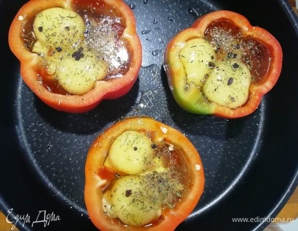 Разбиваем по 2 яйца. У меня яйца мелкие, крупные можно запекать по 1 штуке. Солим и перчим яйца.