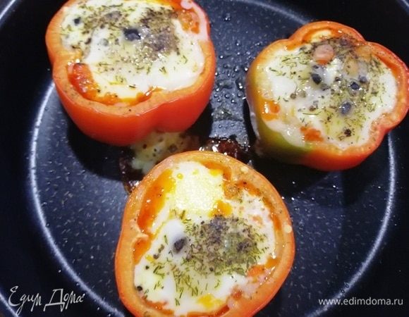 Запекаем перцы 15–20 минут в разогретой до 200°C духовке.