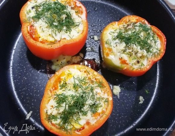 Еще горячие перцы посыпаем тертым твердым сыром и зеленью.