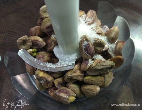 Половину фисташек отправляем в кофемолку с 1 ч. л. сахара.