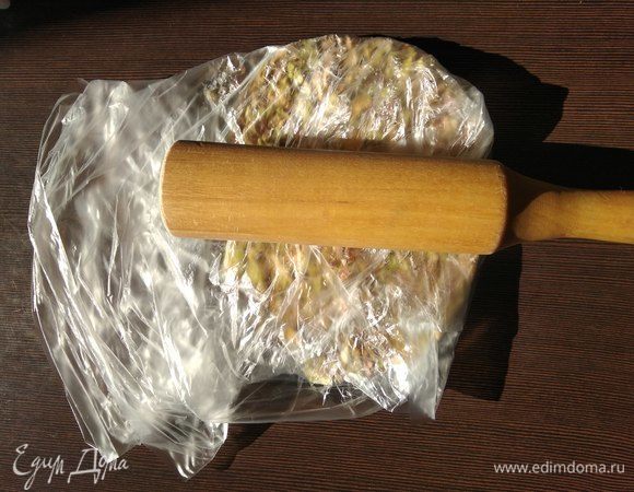 Оставшуюся половину орехов давим скалкой в крупную крошку и оставляем для прослойки и декора.