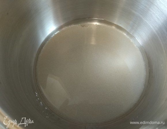 В небольшую кастрюлю насыпаем сахар и заливаем водой. Ставим на огонь и варим сироп.