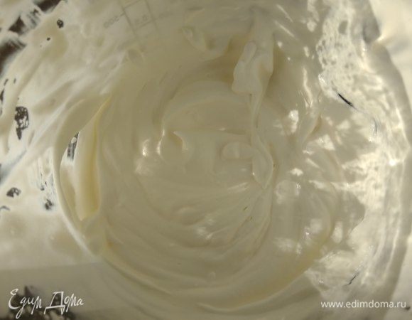 Затем в отдельной емкости взбиваем сливки до пиков.