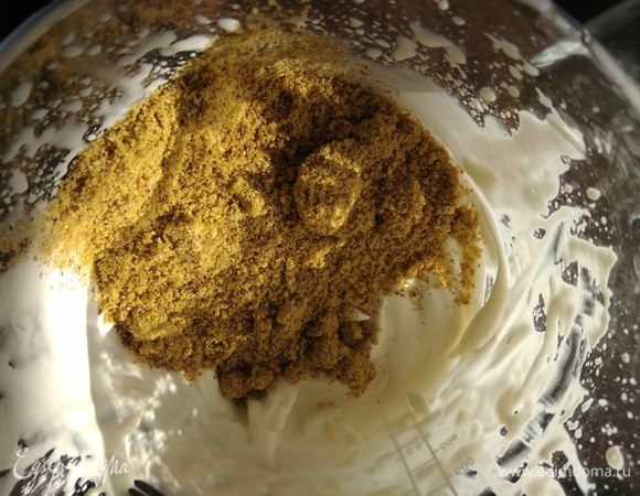 Подмешиваем к сливкам фисташковую муку.