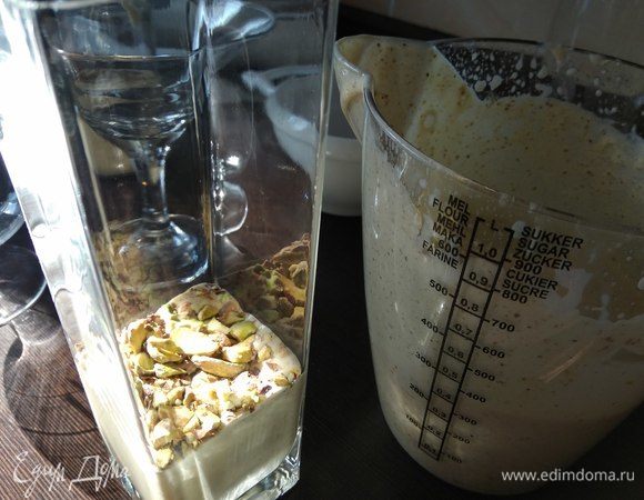 Остается разложить массу по красивым прозрачным формам, прослаивая орешками, и отправить в морозилку часа на 2–3 до подачи.