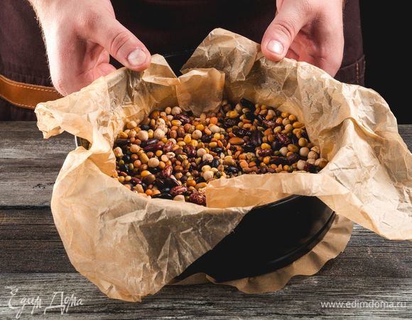 Высыпьте на тесто немного фасоли и запекайте в духовке при 180°C в течение 50 минут.