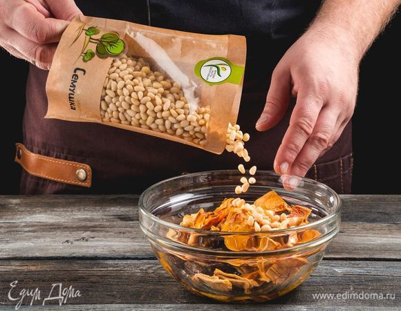 Смешайте сухофрукты с орехами и медом.