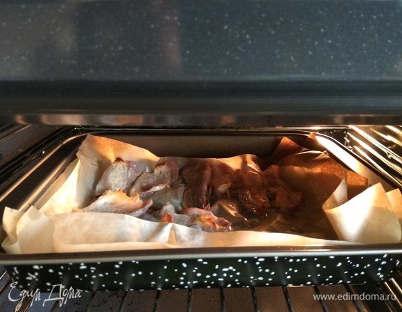 Выложить полоски бекона на пергаментную бумагу и запечь до хрустящей корочки в режиме «гриль» при температуре 210°C. Дать остыть на бумажном полотенце, чтобы убрать лишний жир.