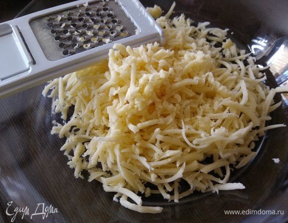 В это время натереть твердый сыр.