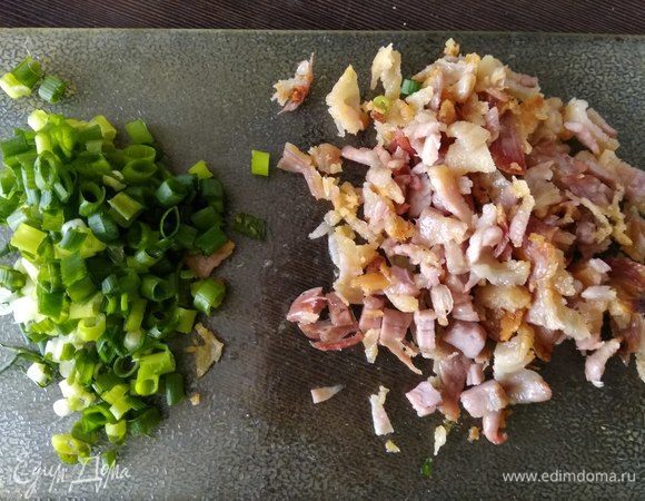 Зеленый лук и остывший бекон нарезать. Нарезанного лука должно выйти примерно 2 ст. л.
