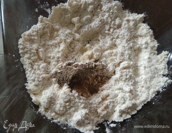 В миске порубить ножом в крошку просеянную муку с перцем, молотым мускатным орехом и сливочным маслом.