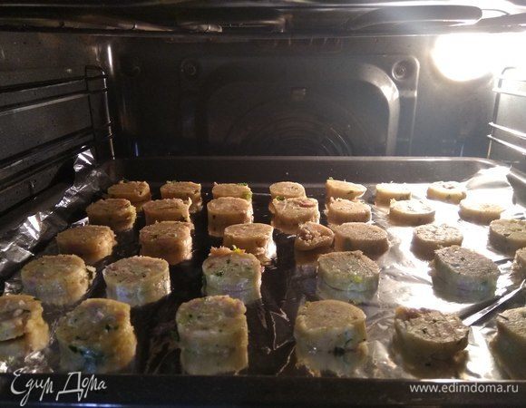 Выложить на застеленный противень и запечь в разогретой духовке 15 минут при конвекции или минут 20 без нее.