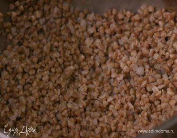 Гречку отварить согласно инструкции на упаковке.
