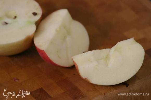 Яблоко, удалив сердцевину, нарезать тонкими дольками.