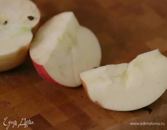 Яблоко, удалив сердцевину, нарезать тонкими дольками.