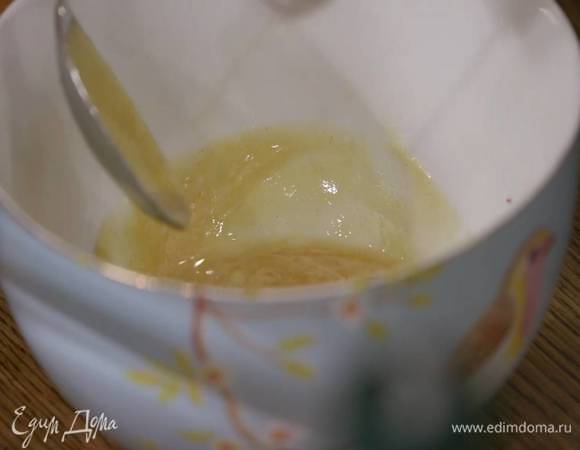 Приготовить заправку: горчицу соединить с кленовым сиропом, уксусом из сидра и оливковым маслом, посолить, поперчить и перемешать.