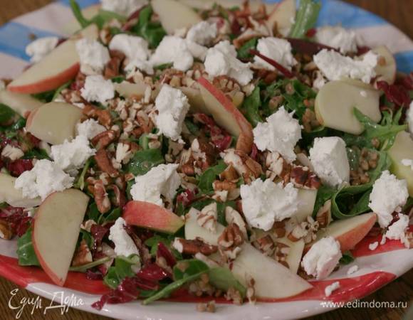 Добавить в салат теплую гречку, перемешать и выложить на блюдо, сверху разложить яблоки, посыпать все орехами и измельченным руками козьим сыром.