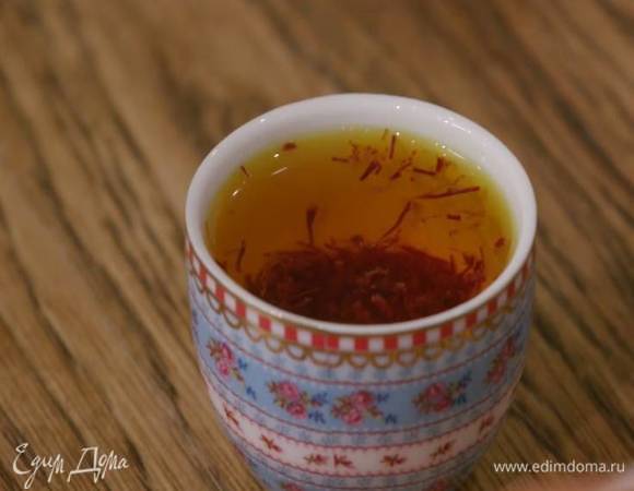 Шафран залить 2 ст. ложками очень горячей воды, практически кипятком, и дать постоять.