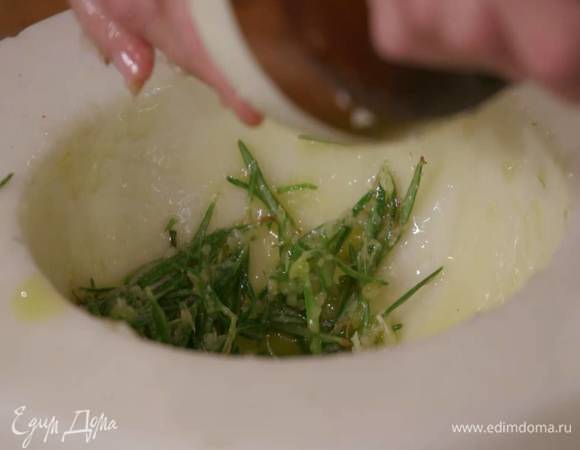 Приготовить маринад: чеснок почистить и вместе с щепоткой соли растереть в ступке в пюре, затем добавить листья розмарина, еще немного растереть, влить оливковое масло Extra Virgin и все перемешать.