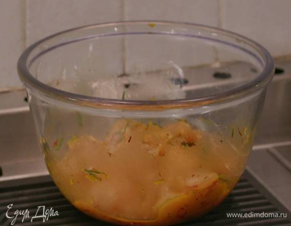 Индейку нарезать тонкими кусочками, смазать маринадом, посолить, поперчить и поместить в глубокую посуду, влить шафран вместе с водой, все перемешать и дать постоять при комнатной температуре.