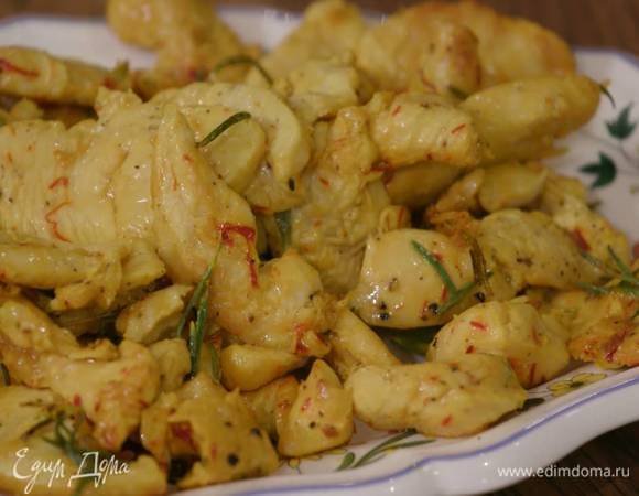 Разогреть в сковороде оливковое масло и обжарить филе индейки со всех сторон до готовности, затем выложить на бумажное полотенце, чтобы удалить излишки жира.