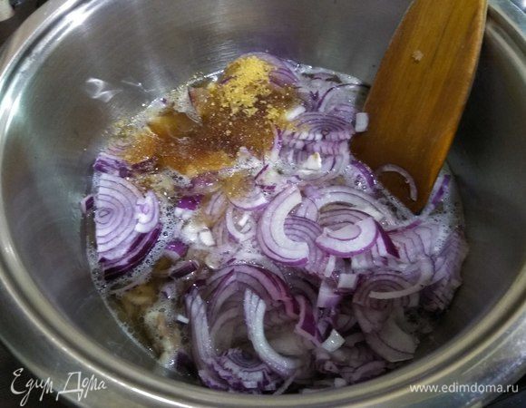 Добавляем к бекону лук, вливаем сидр, 4–5% яблочный уксус, всыпаем сахар и тимьян.