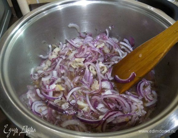 Теперь нам только остается томить эту смесь на небольшом огне, не накрывая крышкой и периодически помешивая, около часа.