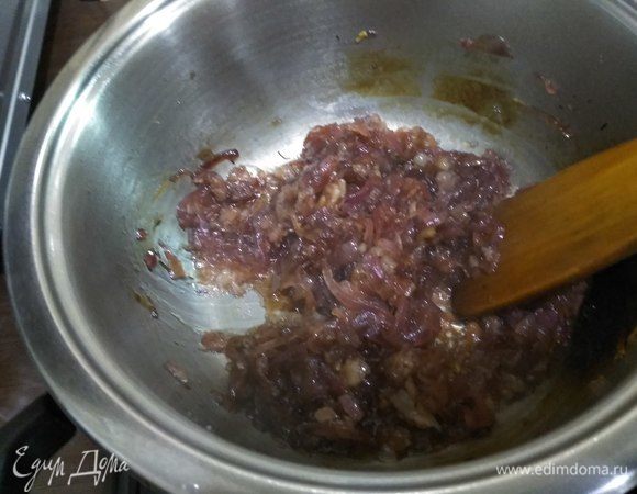 Когда жидкость выпарится, помешиваем чаще.