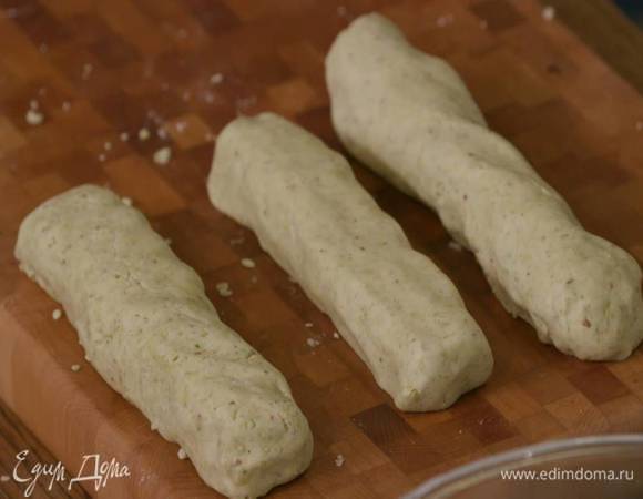Сформировать из теста небольшие колбаски, завернуть в целлофановый пакет или пищевую пленку и отправить в морозильник на 10–15 минут.