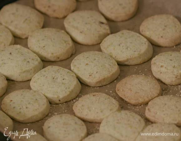 Выпекать печенье в разогретой духовке 15–20 минут, затем, пока оно горячее, посыпать коричневым сахаром.