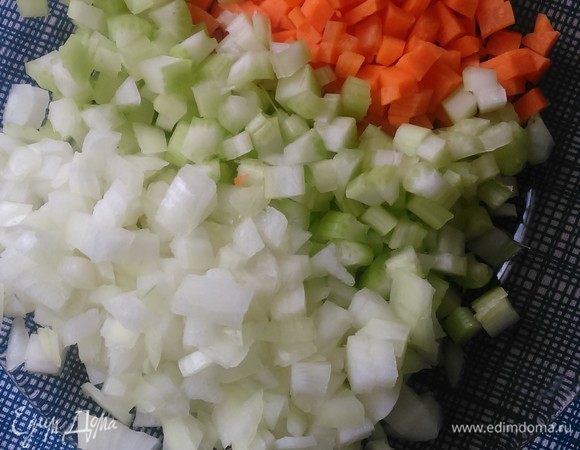 Нарезать овощи (морковь, сельдерей, лук) мелкими кубиками.