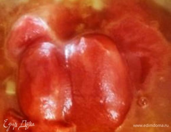 Добавить томаты в собственном соку ТМ «Помидорка» и варить до кипения.