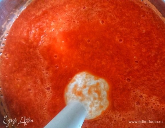 Довести суп до кипения, выключить и пюрировать его с помощью блендера.