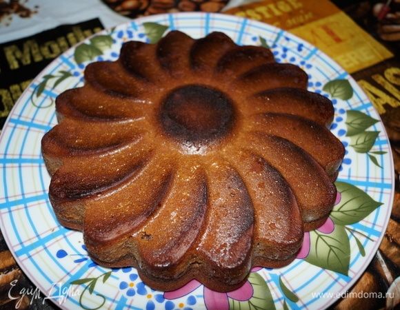 Когда пирог остынет, выкладывайте на блюдо и нарезайте.
