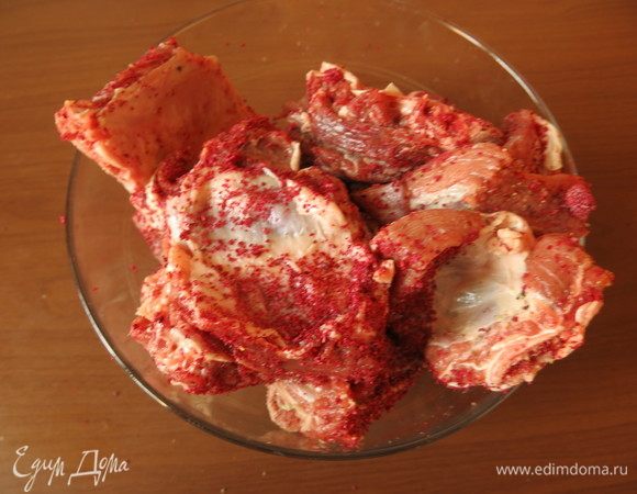 Мясо маринуем в сумахе и перце.