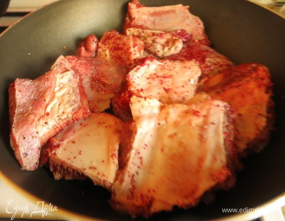 Обжариваем на большом огне на растительном масле.