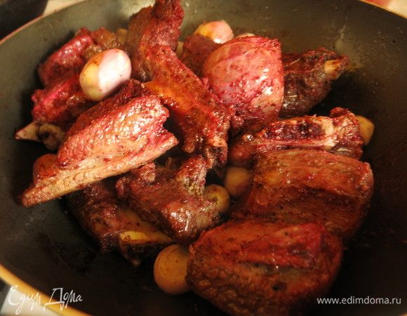 Добавляем шалот, тушим.