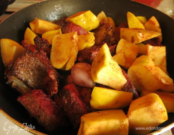 Айву крупно нарезаем и кладем к мясу.