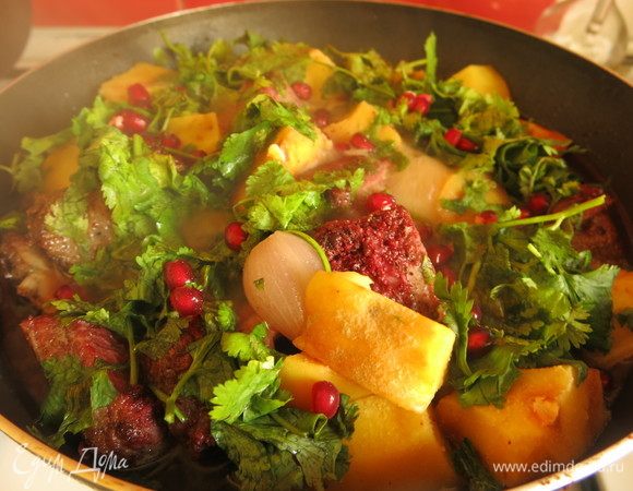 Посыпаем кинзой и зернами граната.