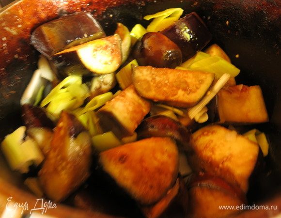 Параллельно готовим овощи, все тушим с небольшим количеством воды. Сперва обжариваем баклажаны, потом перец и лук.