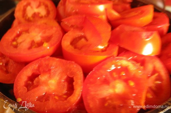 Верхний слой — томаты.