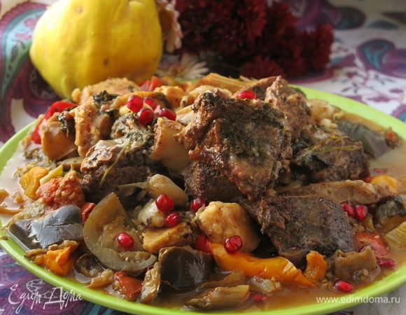 Подаем овощи и мясо, посыпаем зернами граната. Приятного!