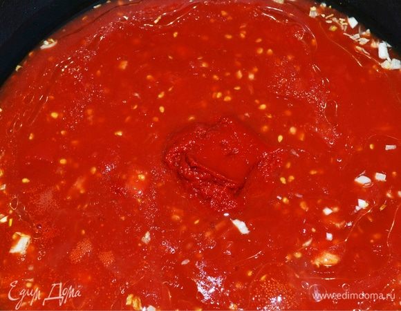 К чесноку добавить томаты и томатную пасту.