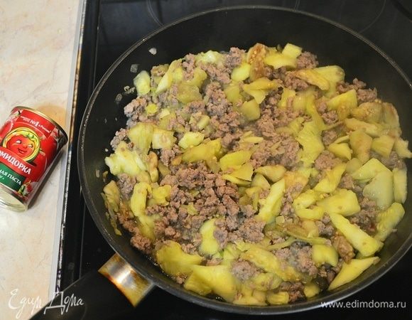 В горячую сковороду добавляем масло, обжариваем лук до прозрачности, добавляем мясо, соль, острый перец, через минут 5 добавляем к мясу овощи, перемешиваем. Как только овощи станут мягче, добавляем томатную пасту ТМ «Помидорка» и тушим 2 минуты. Выключаем плиту, добавляем зелень.