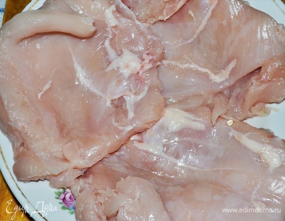 Подготовленное филе выкладываем в посуду, сбрызгиваем лимонным соком и оливковым маслом. Оставляем мариноваться минут 10.