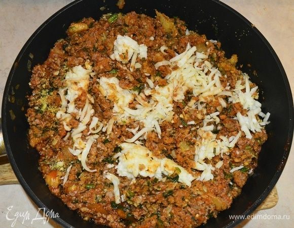 Добавляем сыр, натертый на терке, перемешиваем. Начинка готова.