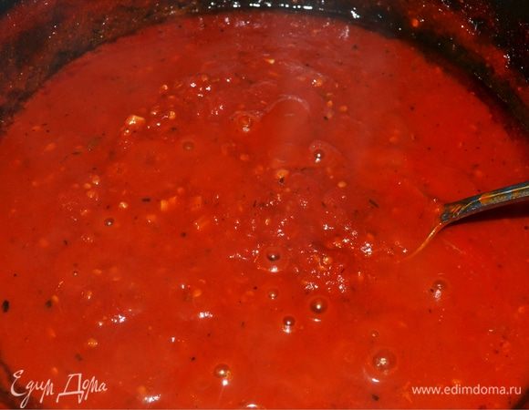 Вернемся к нашему соусу. Он начал густеть. В этот момент момент добавляем сухое красное вино и лимонный сок. Прогреваем соус еще минут 10, и все — наш соус готов!