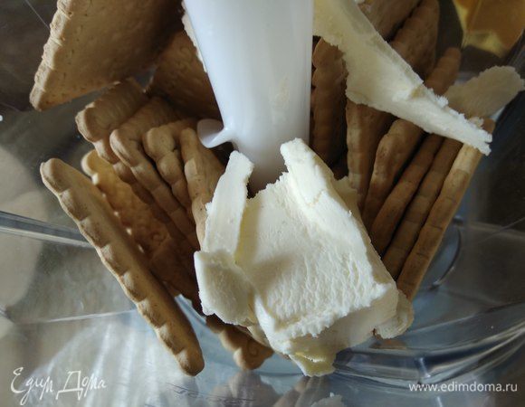 Для «ленивого» песочного теста измельчаем несладкий крекер с мягким маслом и соевым соусом. Должна получиться пластичная масса. Если влаги не хватило, то можно добавить еще соуса либо просто немного воды.